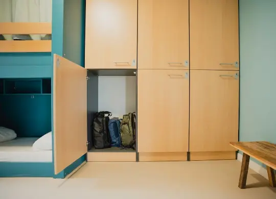 Mehrbettzimmer im The People Hostel Caen in der Normandie Auf Klassenfahrt mit HEROLÉ: Mehrbettzimmer im The People Hostel Caen in der Normandie