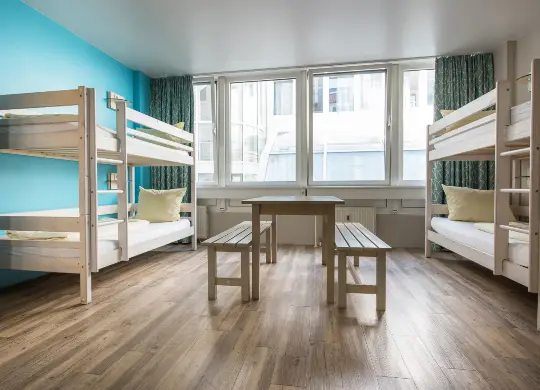 Mehrbettzimmer im wombat's City Hostel München Auf Klassenfahrt mit HEROLÉ: Mehrbettzimmer im wombat's City Hostel München