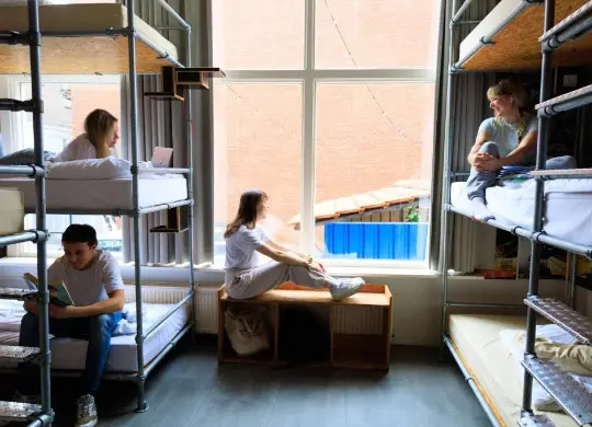 Mehrbettzimmer mit 3-stöckigen Etagenbetten im Will & Tate Hostel Den Haag Auf Klassenfahrt mit HEROLÉ: Mehrbettzimmer mit 3-stöckigen Etagenbetten im Will & Tate Hostel Den Haag