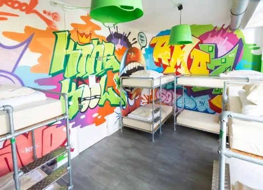 Mehrbettzimmer mit Etagenbetten im Will & Tate Hostel Den Haag Auf Klassenfahrt mit HEROLÉ: Mehrbettzimmer mit Etagenbetten im Will & Tate Hostel Den Haag