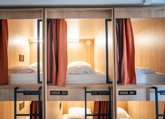 Mehrbettzimmer mit Schlafkapseln im Will & Tate Hostel Den Haag Auf Klassenfahrt mit HEROLÉ: Mehrbettzimmer mit Schlafkapseln im Will & Tate Hostel Den Haag