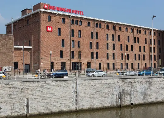 Auf Klassenfahrt mit HEROLÉ: Außenansicht des Meininger Hotels Brüssel City Center