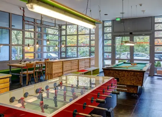 Auf Klassenfahrt mit HEROLÉ: Der neu gestaltete Aufenthaltsbereich im Meininger Hotel Hamburg City Center in Hamburg