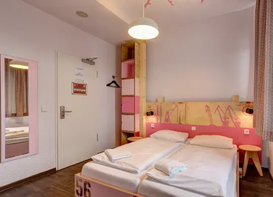 Auf Klassenfahrt mit HEROLÉ: Doppelzimmer im Meininger Hotel Hamburg City Center in Hamburg