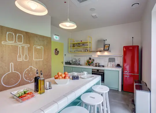 Auf Klassenfahrt mit HEROLÉ: Gästeküche MEININGER Hotel Heidelberg