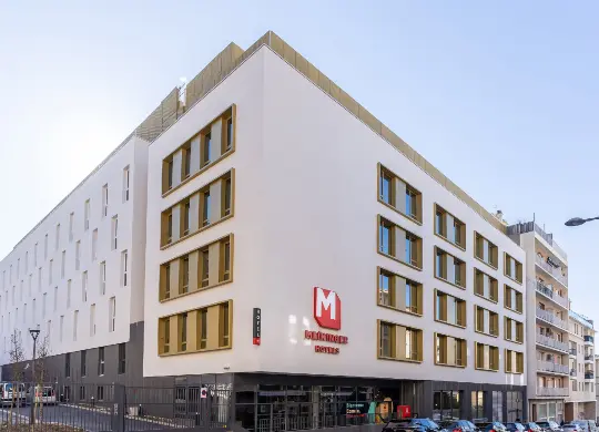 Auf Klassenfahrt mit HEROLÉ: Außenansicht des MEININGER Hotel in Marseille