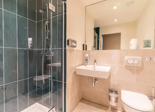 Auf Klassenfahrt mit HEROLÉ: Ein modernes Badezimmer im MEININGER Hotel in Marseille