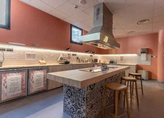 Auf Klassenfahrt mit HEROLÉ: Die moderne Gästeküche im MEININGER Hotel in Marseille