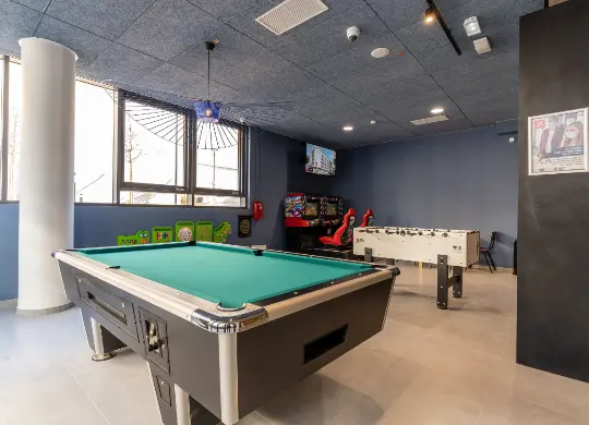 Auf Klassenfahrt mit HEROLÉ: Game room im MEININGER Hotel in Marseille