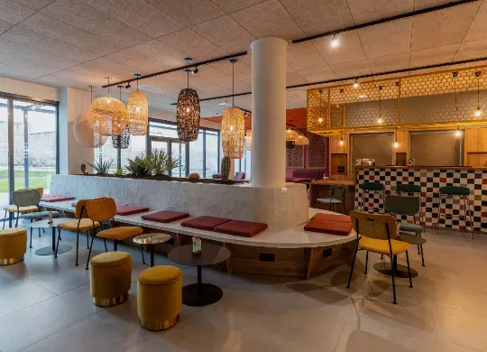 Auf Klassenfahrt mit HEROLÉ: Die gemütliche Lounge im MEININGER Hotel in Marseille