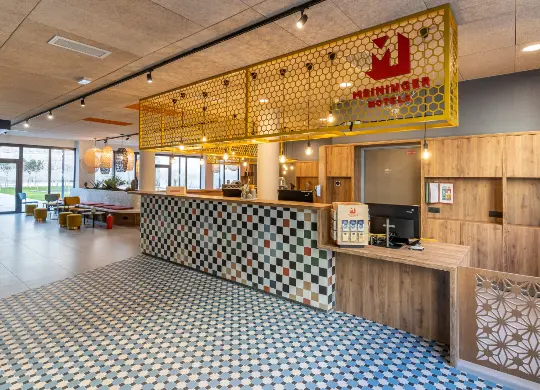 Auf Klassenfahrt mit HEROLÉ: Die Rezeption im MEININGER Hotel in Marseille