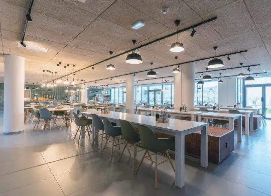 Auf Klassenfahrt mit HEROLÉ: Der große Speiseraum im MEININGER Hotel in Marseille