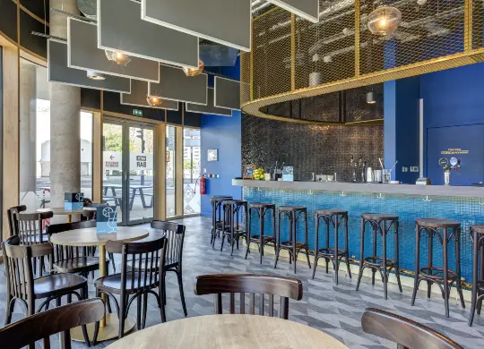 Auf Klassenfahrt mit HEROLÉ: Hotelbar im MEININGER Hotel in Paris