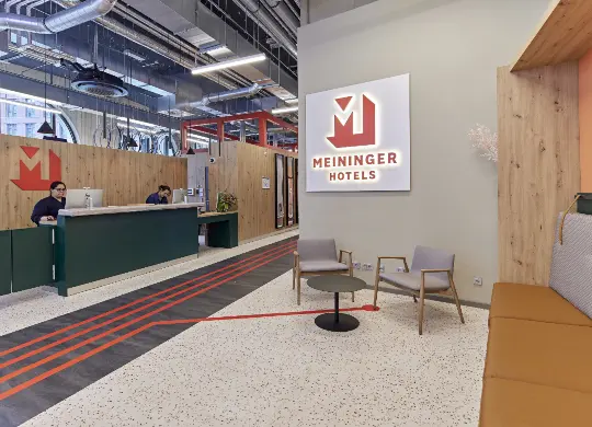 Auf Klassenfahrt mit HEROLÉ: Rezeption MEININGER Hotel Köln