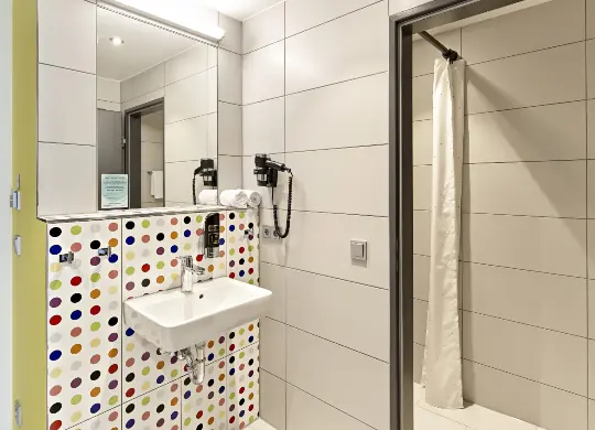 Auf Klassenfahrt mit HEROLÉ: Badezimmer MEININGER Hotel Köln