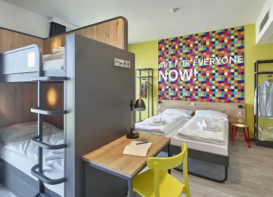 Auf Klassenfahrt mit HEROLÉ: Mehrbettzimmer MEININGER Hotel Köln