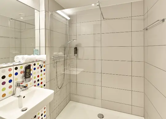 Auf Klassenfahrt mit HEROLÉ: Badezimmer MEININGER Hotel Köln