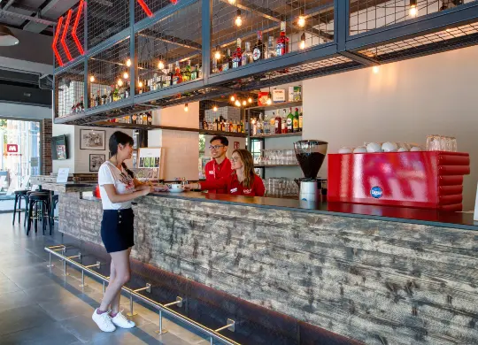 MEININGER Hotel Lambrate Auf Klassenfahrt mit HEROLÉ: Bar MEININGER Hotel Lambrate