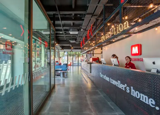 MEININGER Hotel Lambrate Auf Klassenfahrt mit HEROLÉ: Rezeption MEININGER Hotel Lambrate