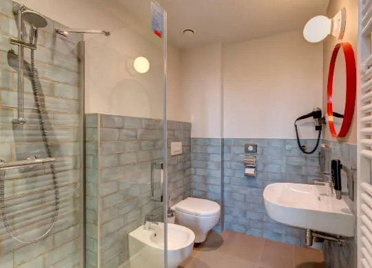MEININGER Hotel Lambrate Auf Klassenfahrt mit HEROLÉ: Badezimmer MEININGER Hotel Lambrate