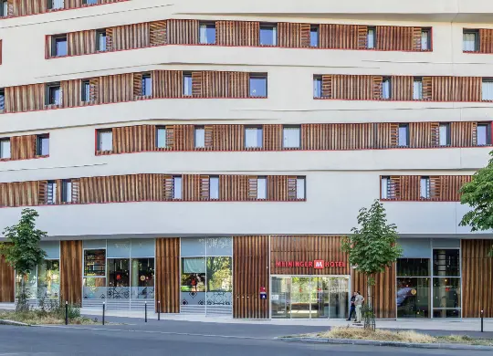 Auf Klassenfahrt mit HEROLÉ: Außenansicht MEININGER Hotel Paris