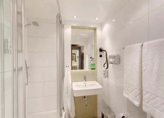 Auf Klassenfahrt mit HEROLÉ: Alle Zimmer mit modernem Bad im Meininger Hotel Wien Downtown "Franz"