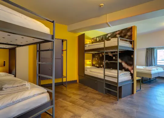 MEININGER München Olympiapark Auf Klassenfahrt mit HEROLÉ: 6-Bett-Zimmer im MEININGER München Olympiapark