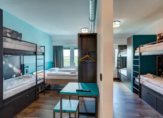 MEININGER München Olympiapark Auf Klassenfahrt mit HEROLÉ: 8-Bett-Zimmer im MEININGER München Olympiapark