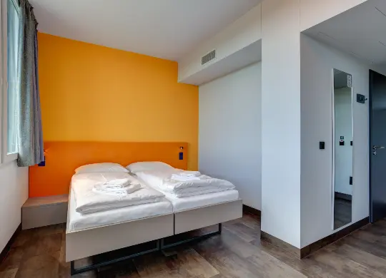 MEININGER München Olympiapark Auf Klassenfahrt mit HEROLÉ: Doppelzimmer für Begleitpersonen im MEININGER München Olympiapark