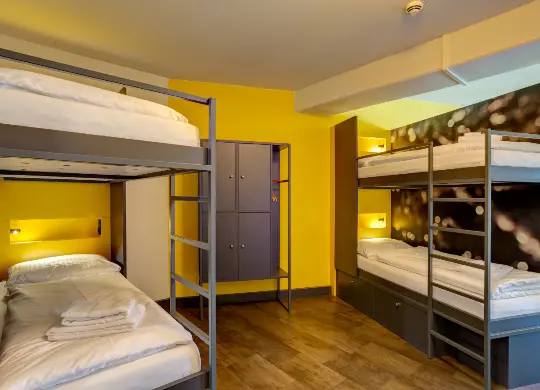 MEININGER München Olympiapark Auf Klassenfahrt mit HEROLÉ: 4-Bett-Zimmer im MEININGER München Olympiapark