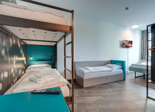 MEININGER München Olympiapark Auf Klassenfahrt mit HEROLÉ: 5-Bett-Zimmer im MEININGER München Olympiapark