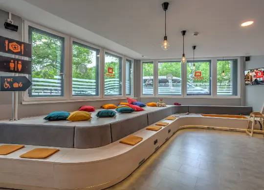 Auf Klassenfahrt mit HEROLÉ: Lounge im MEININGER Olympiapark in München