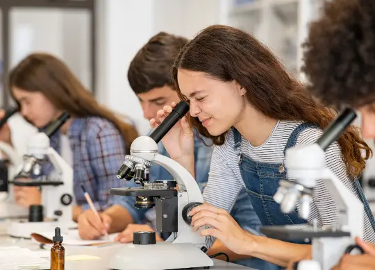 MINT praxisnah - Mikroskopieren MINT zum Anfassen: Experimente mit Mikroskop im Wissenschaftslabor.