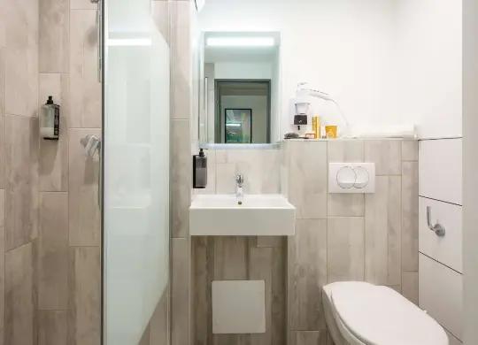 Auf Klassenfahrt mit HEROLÉ: Moderne Bäder im ibis budget Avignon in der Provence