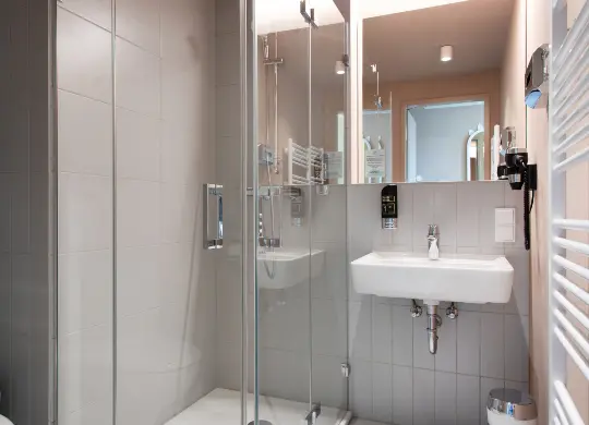 Auf Klassenfahrt mit HEROLÉ: Moderne Bäder im MEININGER Bremen Hauptbahnhof