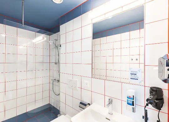 Auf Klassenfahrt mit HEROLÉ: Moderne Bäder im Meininger Hotel in Genf