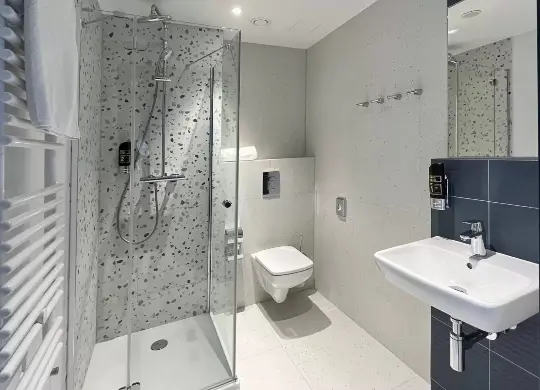 Auf Klassenfahrt mit HEROLÉ: Moderne Bäder im MEININGER Krakow Centrum in Krakau