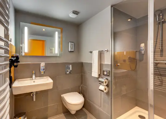 Auf Klassenfahrt mit HEROLÉ: Moderne Bäder im MEININGER Lyon