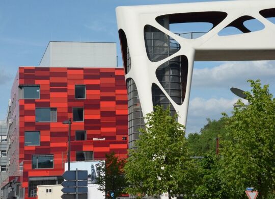 Jugendherberge Esch-sur-Alzette in Luxemburg Auf Klassenfahrt mit HEROLÉ: Moderne Fassade mit Passerelle im Vordergrund - Jugendherberge Esch-sur-Alzette
