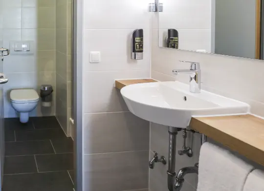 Auf Klassenfahrt mit HEROLÉ: Modernisierte Bäder im acama Hostel Kreuzberg in Berlin