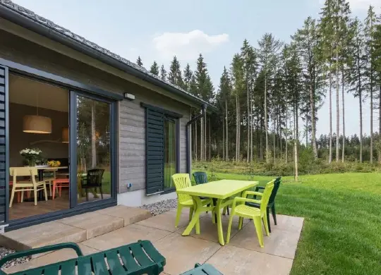 Auf Klassenfahrt mit HEROLÉ: Möblierte Terrasse eines Ferienhauses im Center Parcs Park Allgäu