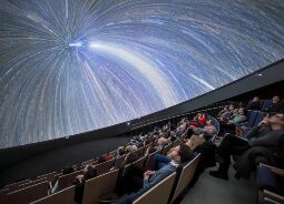 ESO Supernova Planetarium München Auf Klassenfahrt mit HEROLÉ: Zuschauer sehen sich eine Show in der ESO Supernova in München an.