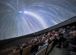 Auf Klassenfahrt mit HEROLÉ: Zuschauer sehen sich eine Show in der ESO Supernova in München an.