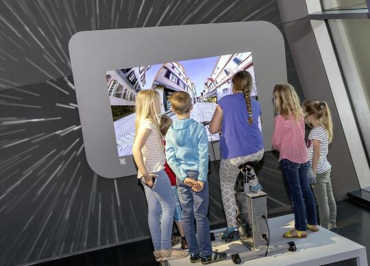 Junge Wissenschaftler Auf Klassenfahrt mit HEROLÉ: Jugendliche erkunden ein Ausstellungsstück der Ausstellung in der ESO Supernova.
