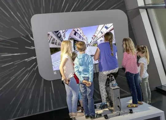 Auf Klassenfahrt mit HEROL&Eacute;: Jugendliche erkunden ein Ausstellungsst&uuml;ck der Ausstellung in der ESO Supernova.