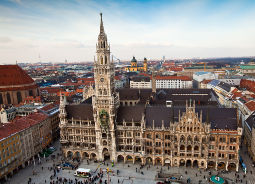Blick auf die historische Altstadt von München Auf Klassenfahrt mit HEROLÉ: Besichtigen Sie auch die Altstadt von München