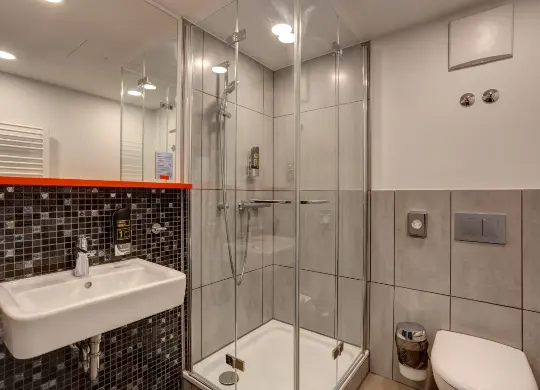 MEININGER München Olympiapark Auf Klassenfahrt mit HEROLÉ: Moderne Badezimmer im MEININGER München Olympiapark