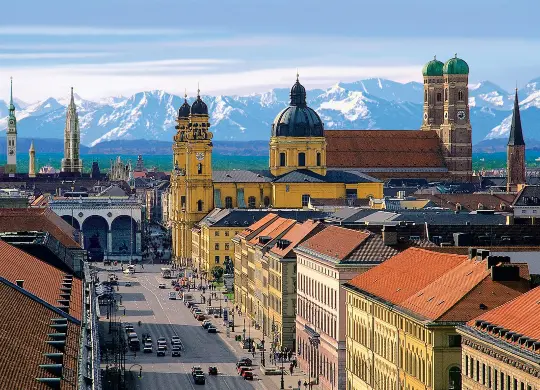 Auf Klassenfahrt mit HEROLÉ: Stadtpanorama mit Alpen in München.