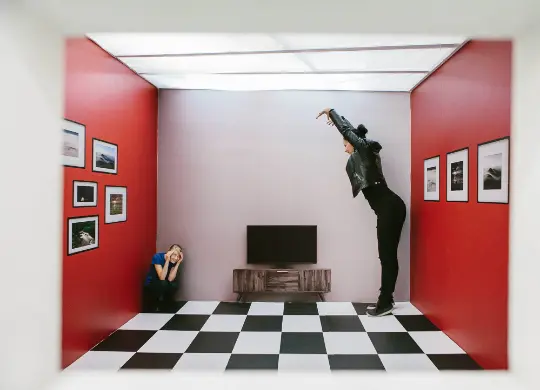 Auf Klassenfahrt mit HEROLÉ: Im Museum of Senses in Prag ist nichts wie es scheint.