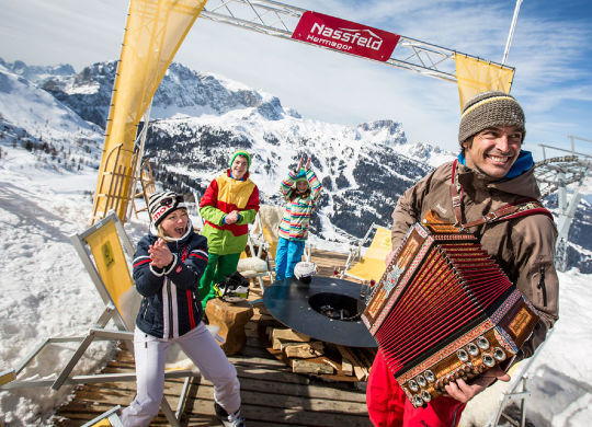 Jugendliche haben Spaß im Skigebiet Hüttengaudi in Nassfeld Auf Klassenfahrt mit HEROLÉ: Nutzen Sie die Pausen für etwas Spaß im Skigebiet Hüttengaudi in Nassfeld